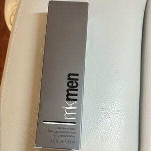Mary Kay mk Men Daily Facial Wash - Gray
